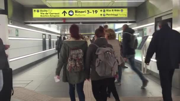 Bologna Włochy Październik 2015 Osoby Poruszające Się Nowym Obszarze Stacji — Wideo stockowe