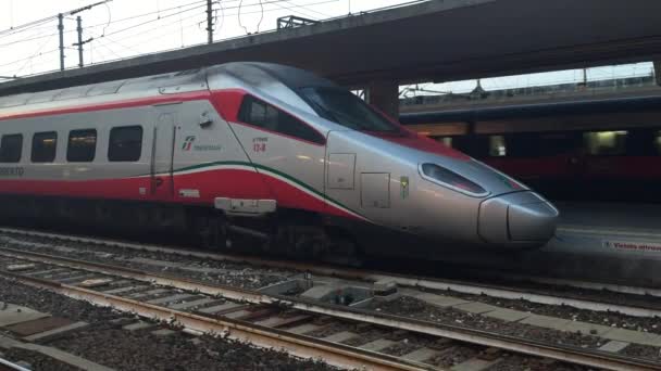 Bologna Italy October 2015 High Speed Train Red Arrow Waiting — 图库视频影像