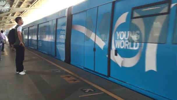 Bangkok Thailand Νοεμβρίου 2015 Ταξιδιώτες Εντός Του Σταθμού Bts Skytrain — Αρχείο Βίντεο