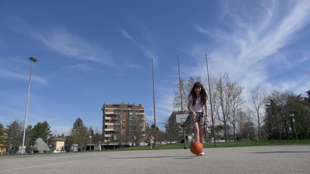 Mladá Ležérní Žena Házení Basketbalový Míč Venku Slunečný Den — Stock video