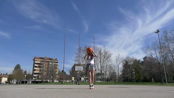 Młoda Kobieta Rzuca Piłkę Kosza Zewnątrz Słoneczny Dzień — Wideo stockowe