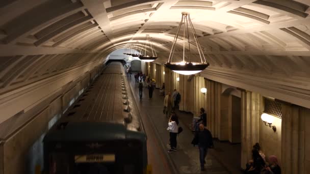 Moscou Mai 2018 Personnes Train Arrivant Intérieur Station Métro Kurskaya — Video