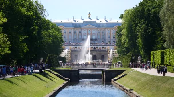 サンクトペテルブルク ロシア 2018 ピーターホフの大カスケード ピーターホフ宮殿はユネスコの世界遺産に登録されています — ストック動画
