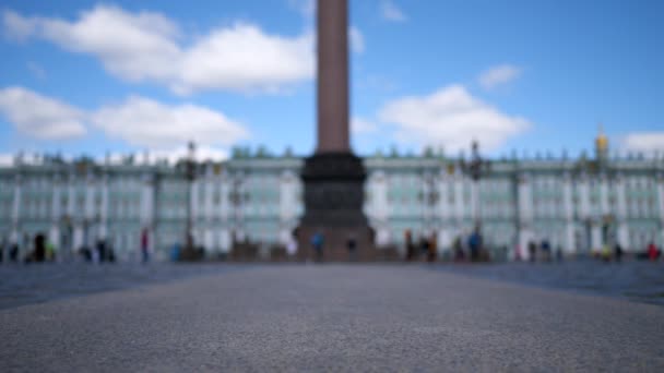 Out Focus Palace Square Hermitage People Walking Blue Cloudy Sky — Vídeos de Stock