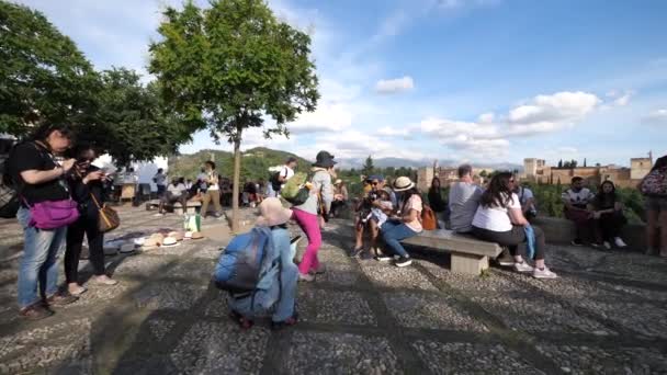 Granada Spain Июнь 2018 Люди Мирадоре Сан Николас Альгамброй Заднем — стоковое видео