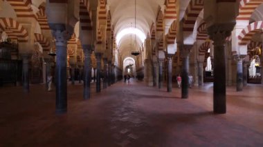 CORDOBA, İspanya - Haziran 2018: Katolik ve İslam dinlerinin buluştuğu eşsiz bir bina olan Cordoba Camii-Katedrali 'ni ziyaret eden turistler.