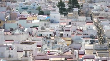 İspanya Cadiz 'in çatılarının havadan görünüşü.