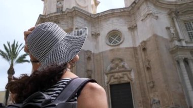 İspanya 'daki Cadiz Katedrali' ne bakan turist kadın.
