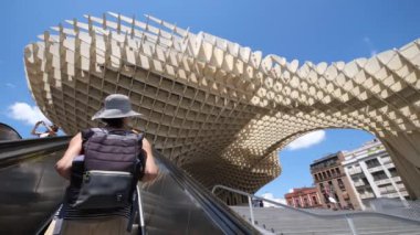 SEVILLE, İspanya - Haziran 2018 Metropol Şemsiyesi 'ne bakan kadın. Yaşam tarzı insanlar. Şemsiye Alman mimar Jurgen Mayer tarafından tasarlandı ve Nisan 2011 'de tamamlandı..