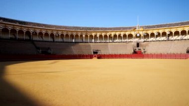 Sevilla, İspanya - Circa Haziran 2018: İspanya'nın boğa güreşleri için en büyük arenalarından biri olan Süvari Boğa Güreşi'nin Gerçek Maestranza'sı.