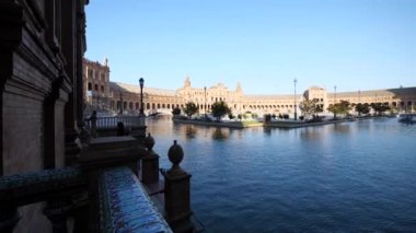 SEVILLA, SPAIN - Haziran 2018: Plaza de Espana (İspanya Meydanı), 1928 yılında inşa edilen, Rönesans ve Fas stillerini karıştıran Bölgesel Mimarinin bir örneğidir. Sevilla, İspanya.