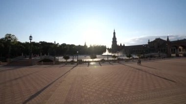 SEVILLA, SPAIN - Haziran 2018: Plaza de Espana (İspanya Meydanı), 1928 yılında inşa edilen, Rönesans ve Fas stillerini karıştıran Bölgesel Mimarinin bir örneğidir. Sevilla, İspanya.