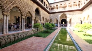 CORDOBA, İspanya - Haziran 2018: Ünlü Alcazar Avlusu 'nu ziyaret eden turistler.