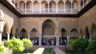 CORDOBA, İspanya - Haziran 2018: Cordoba, İspanya 'daki ünlü Alcazar Avlusu.