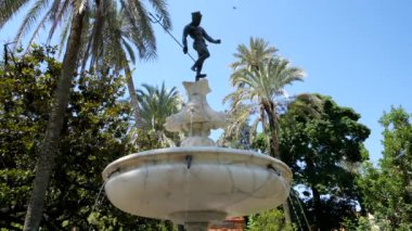 Cordoba 'daki Alcazar Bahçeleri' ndeki Neptune çeşme heykeli. Endülüs, İspanya.