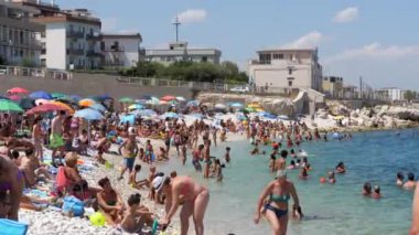 Bisceglie, İtalya - Ağustos, 2018: Yaz aylarında turistlerle dolu plaj.