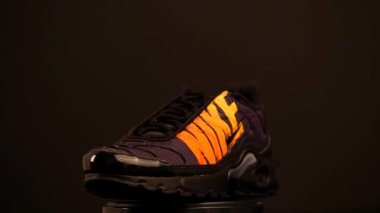 BOLOGNA, İtalya - Eylül 2018: yepyeni Nike Air Max + TN spor ayakkabısı. Nike dünyanın en büyük spor ayakkabı tedarikçilerinden biridir. Şirket 1964 yılında kuruldu. İllüstrasyon Editörü.