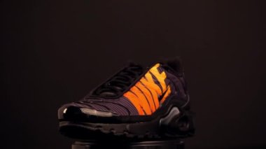 BOLOGNA, İtalya - Eylül 2018: yepyeni Nike Air Max + TN spor ayakkabısı. Nike dünyanın en büyük spor ayakkabı tedarikçilerinden biridir. Şirket 1964 yılında kuruldu. İllüstrasyon Editörü.