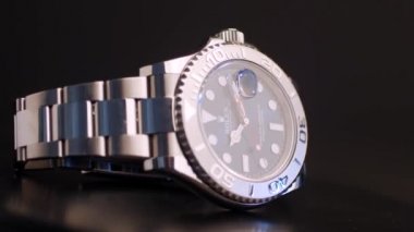Rolex Oyster Perpetual Date Yacht Master siyah arka plan da saat