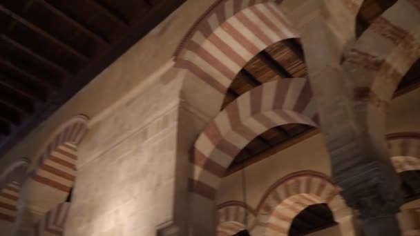 スペイン コルドバ 2018年6月 カトリックとイスラムの宗教が出会うユニークな建物であるコルドバのモスク大聖堂を訪れる観光客 — ストック動画