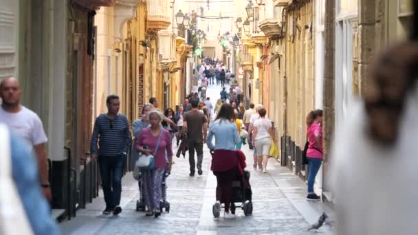 Cadiz Ισπανια Ιουνιοσ 2018 Άνθρωποι Περπατούν Στο Δρόμο Της Πόλης — Αρχείο Βίντεο