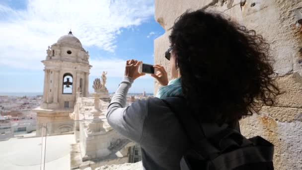 Молода Жінка Фотографує Дахи Кадіса Іспанія — стокове відео