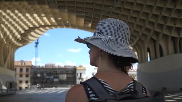 Севилль Испания Июнь 2018 Женщина Смотрит Metropol Parasol Люди Стилем — стоковое видео