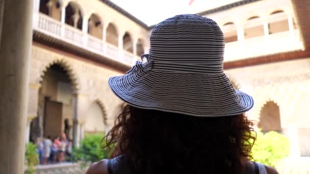 Granada España Junio 2018 Mujer Joven Tomando Fotos Dentro Del — Vídeo de stock