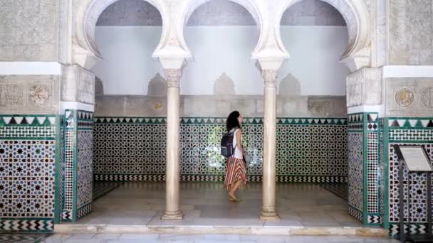 Sevilla Spain June 2018 Woman Exploring Alcazar Palace Alczar Medieval — Stockvideo