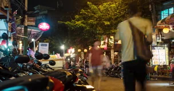バンコク 2015年11月13日 時間の経過 観光客やバックパッカーは バンコクの有名な低予算のホテルやゲストハウスエリア カオサンロードを歩く — ストック動画