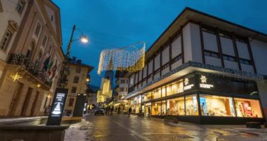 CORTINA, İtalya - CIRCA ARALIK, 2017: La Cooperativa di Cortina alışveriş merkezi. Noel 'de gece görüş. Zaman aşımı görüntüleri.