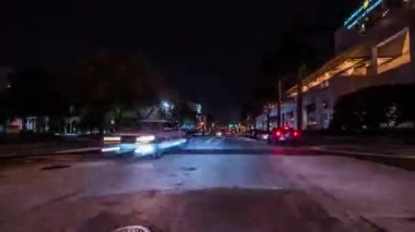 TOKYO, JAPONYAN - CIRCA MARCH, 2017: Şehir gece lambaları, sokak binalarının görüntüleri