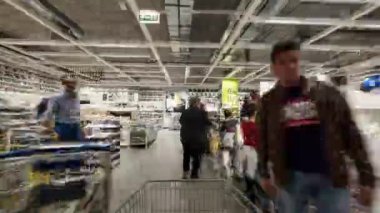 BOLOGNA, İtalya - 23 Nisan 2016: IKEA mağazasında POV yürüyüşü. IKEA dünyanın en büyük mobilya perakendecisi..