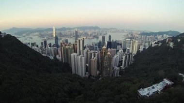 Hong Kong 'daki Victoria Limanı' nda Peak 'ten gece gündüz geçiş..
