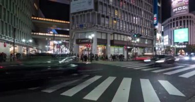 TOKYO, JAPONYAN - CIRCA MARCH, 2017: Şehir gece lambaları, sokak binalarının görüntüleri