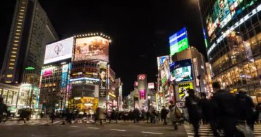 TOKYO, JAPONYAN - CIRCA MARCH, 2017: Şehir gece lambaları, sokak binalarının görüntüleri