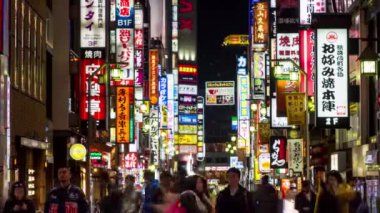 TOKYO, JAPONYA - CIRCA MARCH, 2017: Shinjuku Ward Kabuki-cho bölgesinde yürüyen insanlar. Bölge ünlü bir gece hayatı ve genelev mahallesidir. Zaman aşımı görüntüleri.