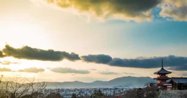 Gün batımında Kiyomizudera Tapınağı 'ndaki Pagoda' nın panoramik görüntüsü. Bu tapınak, Saf Su Tapınağı olarak da bilinir, Japonya 'nın en ünlü tapınaklarından biridir. Kyoto, Japonya.