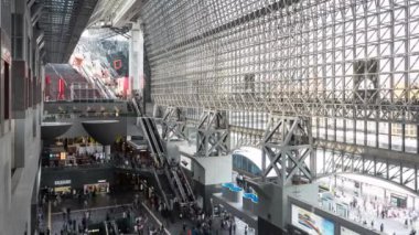 KYOTO, JAPONYA - Mart 2017: İnsanlar tren istasyonuna akın ediyor. Kyoto İstasyonu Kyoto 'da büyük bir tren istasyonu ve ulaşım merkezidir ve Japonya' nın ikinci büyük istasyon binasıdır.