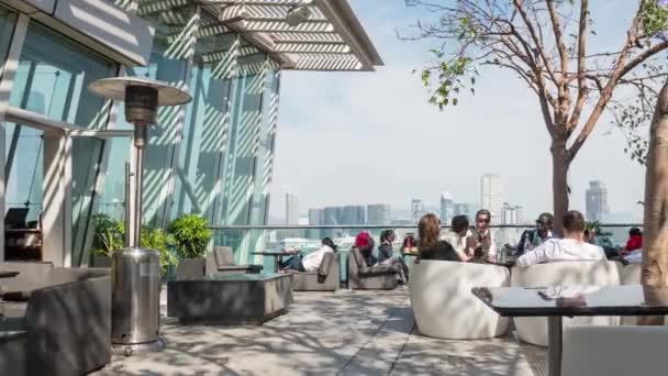 Гонконг Китай Ноября 2015 Туристы Наслаждаются Осмотром Достопримечательностей Пиковой Башне — стоковое видео