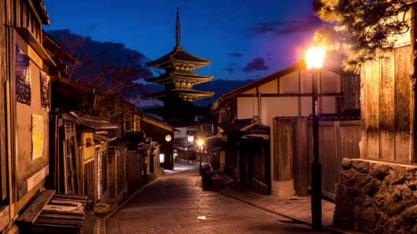 Nsanlar Gion Akşam Alacakaranlığı Gökyüzü Ile Yasaka Pagoda Doğru Yürüyor — Stok video