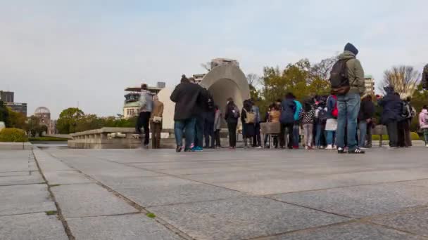 広島市 2017年3月 広島平和記念公園原爆死没者センターを訪問中の方々の時間経過 — ストック動画