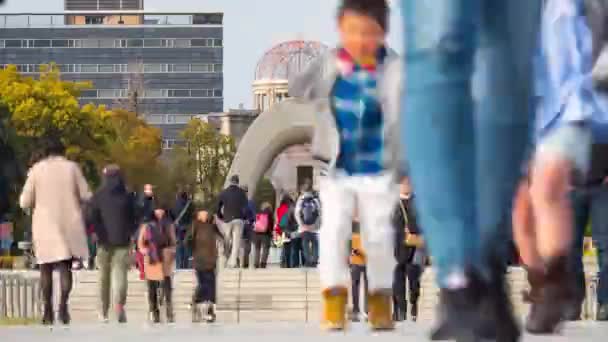 Hiroshima Japan March 2017 Time Lapse People Visiting Cenotaph Bomb — стоковое видео