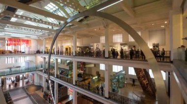 LONDON - CIRCA JANUARY, 2018: Bilim Müzesi içindeki ana salon 1857 yılında Güney Kensington Müzesi 'nin bir parçası olarak kuruldu. Zaman aşımı görüntüleri.