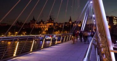 LONDON, İngiltere - Haziran 2015: Golden Jubilee Köprüleri üzerinde yürüyen insanların zaman aşımı. 2 yeni 4 metre (13 ft) genişliğindeki köprü 2002 yılında tamamlandı..