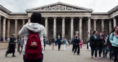 Londra, UNITED KINGDOM - 22 Haziran 2015: British Museum girişinin önündeki turistler. British Museum 'un koleksiyonları dünyanın dört bir yanından 7 milyondan fazla nesne topladı..
