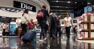 LONDON, UNITED KINGDOM - 23 Haziran 2015: (Zaman aşımı) Heathrow Havalimanı, Birleşik Krallık 'ın en işlek havalimanı ve Avrupa' nın yolcu trafiği tarafından en işlek havalimanı.