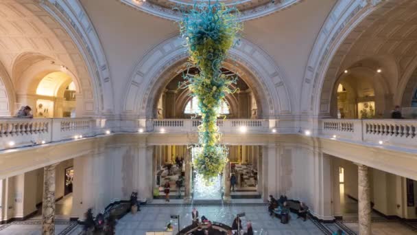ロンドン Circa 2018年1月 ビクトリアとアルバート博物館ホール 2000年 デール チヒリーによる高さ11メートルの吹きガラスのシャンデリア タイムラプス映像 — ストック動画