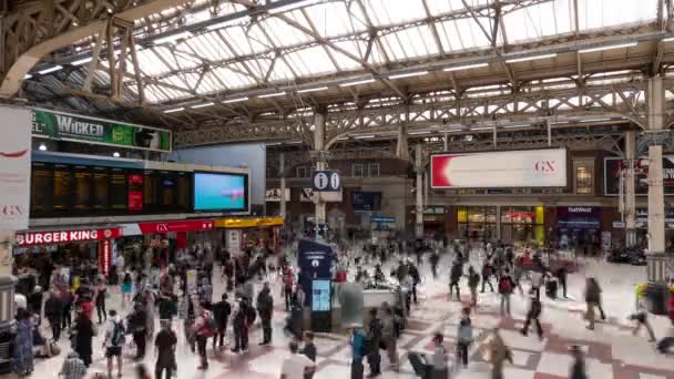 London May 2018 Time Lapse Victoria Station Interior View Underground — Vídeo de Stock