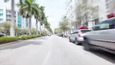 MIAMI BEACH, ABD - CIRCA MARCH, 2016: (Zaman aşımı) Güney Sahili 'nde araba sürerken POV.